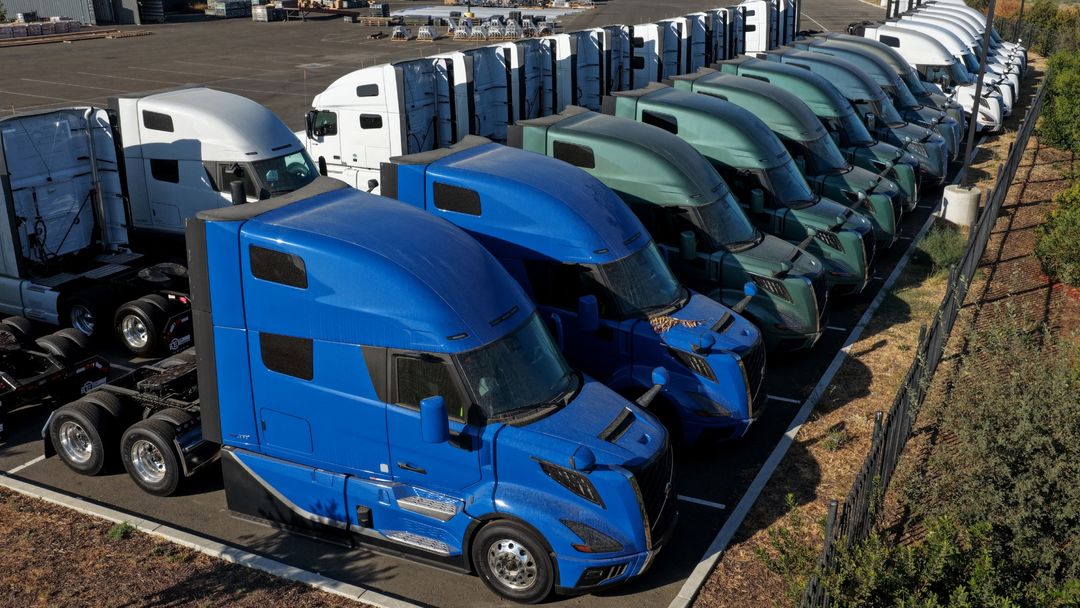 California planea revocar al menos 17,000 licencias de conducir a camioneros inmigrantes, ¿por qué? | ViX