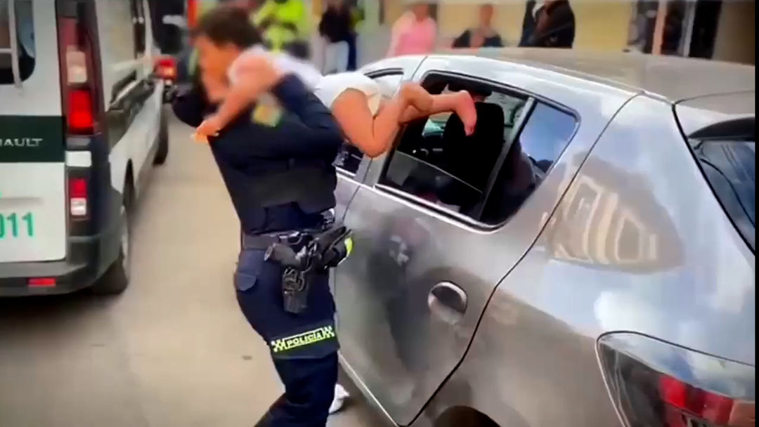 Rescatan a bebé de 2 años tras ser abandonado siete horas en un auto | ViX