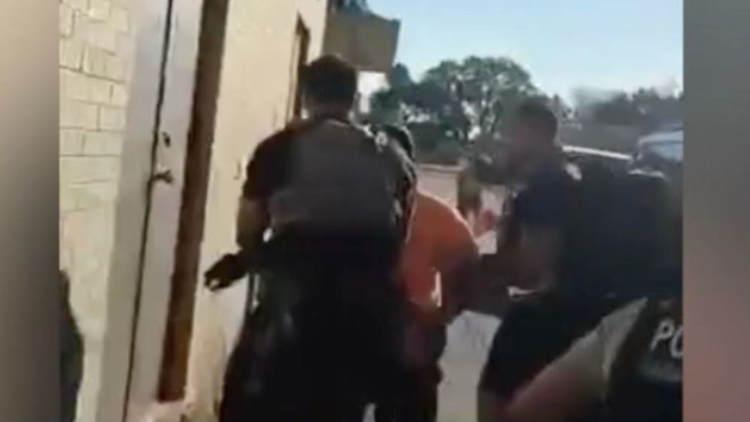 Agentes migratorios detienen a una pareja frente a una iglesia en Texas: su hijo presenció todo | ViX