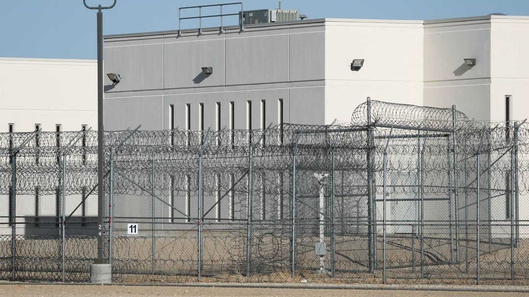 Demandan a ICE por “condiciones inhumanas” en centro de detención de inmigrantes en California | ViX