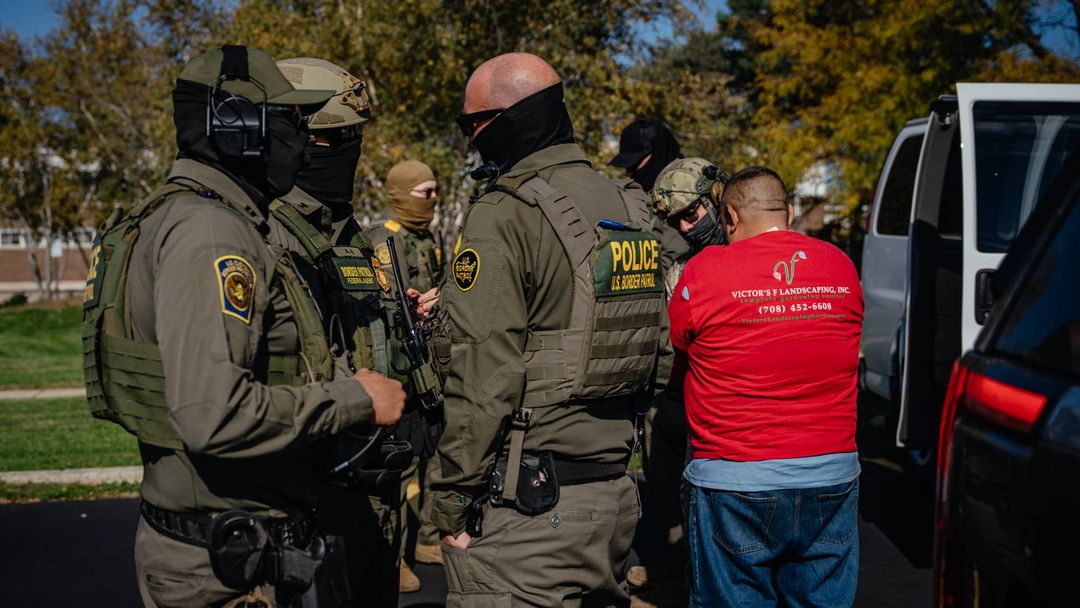 Solo el 2.6% de los detenidos en operativo Midway Blitz en Illinois tiene récord criminal: reporte | ViX