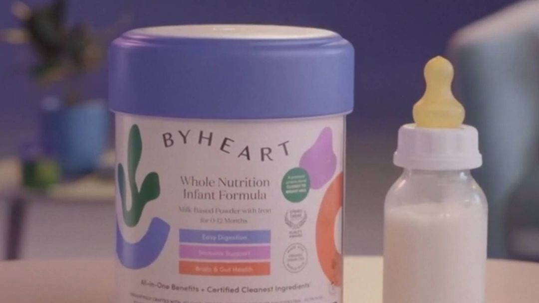 Familias demandan a la compañía de fórmula ByHeart por casos de botulismo en bebés | ViX