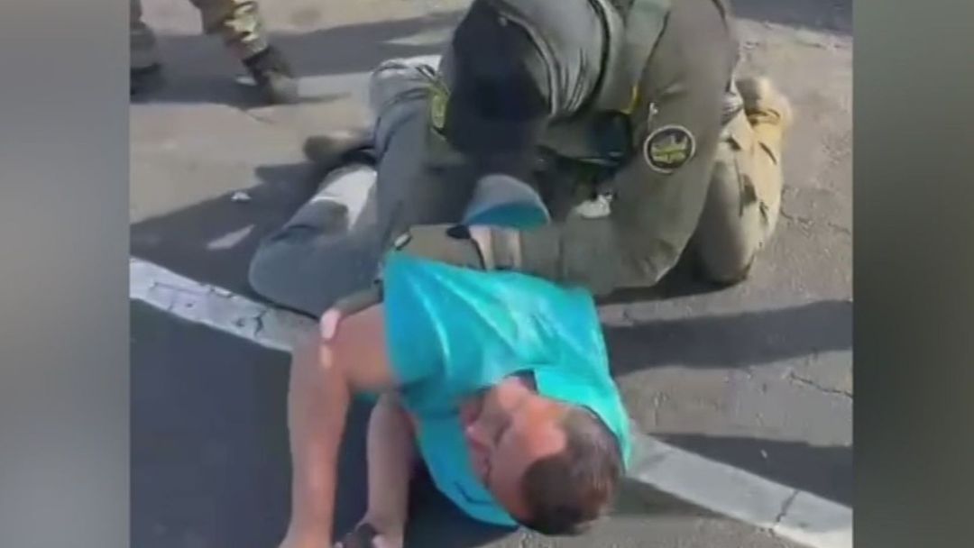 Agentes migratorios someten con violencia a ciudadano estadounidense en Charlotte: “Estaba asustado” | ViX