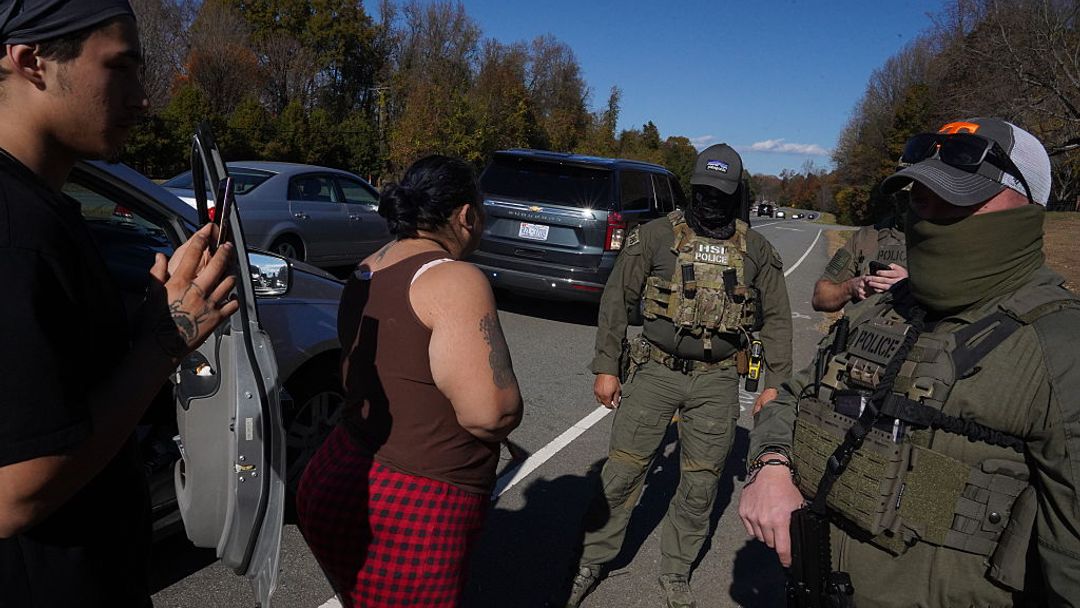 Más de 80 arrestos y denuncias de perfilamiento racial durante operativos migratorios en Charlotte | ViX