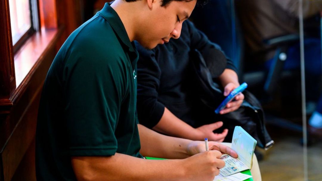 ¿Tienes visa de trabajo o solicitud de asilo? Te explicamos si te protegen de una deportación | ViX