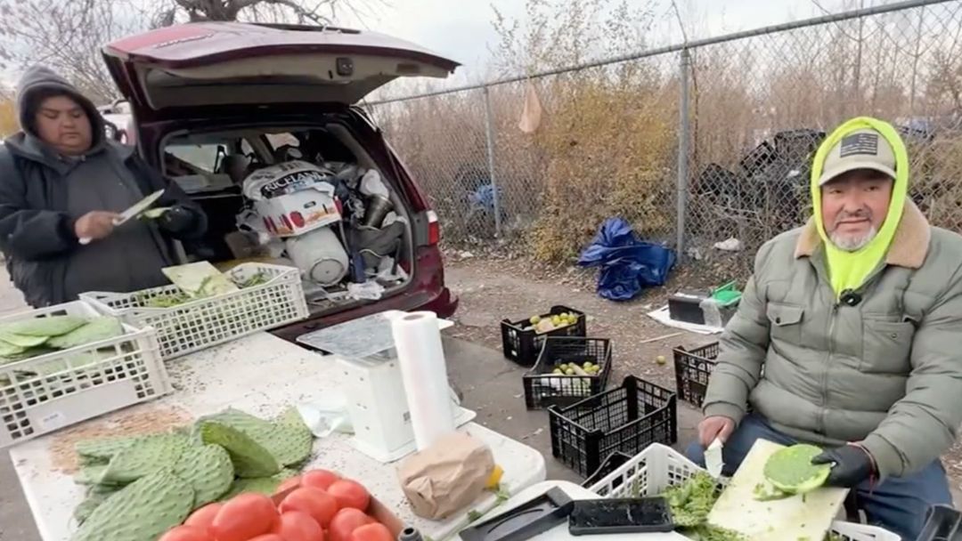 Vendedores ambulantes afectados por operativos migratorios en Chicago reciben ayuda económica | ViX