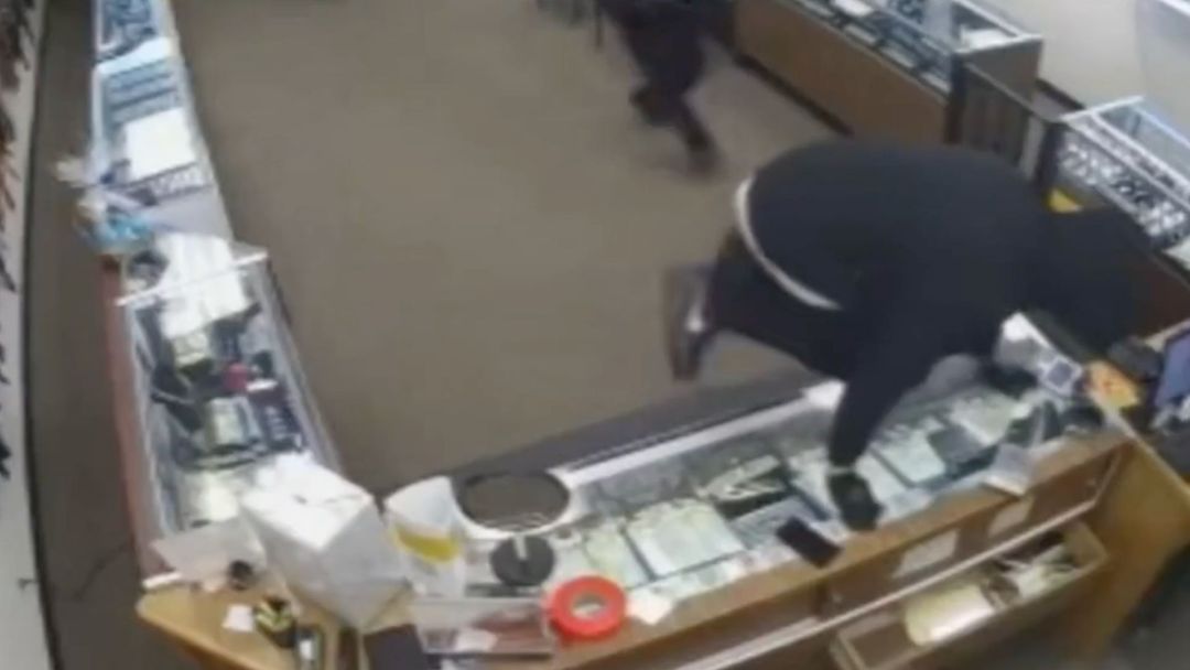 Dueño de joyería ahuyenta a balazos a ladrones que saquearon su negocio: todo quedó en video | ViX