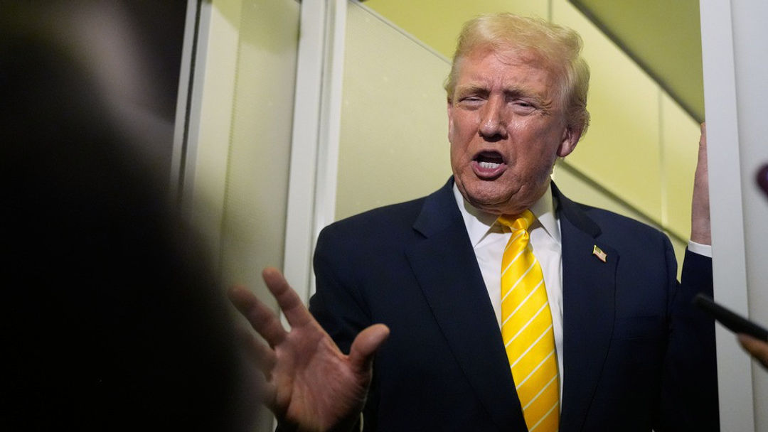 Trump le dice a una periodista “cállate, piggy” cuando le preguntan sobre los archivos de Epstein | ViX