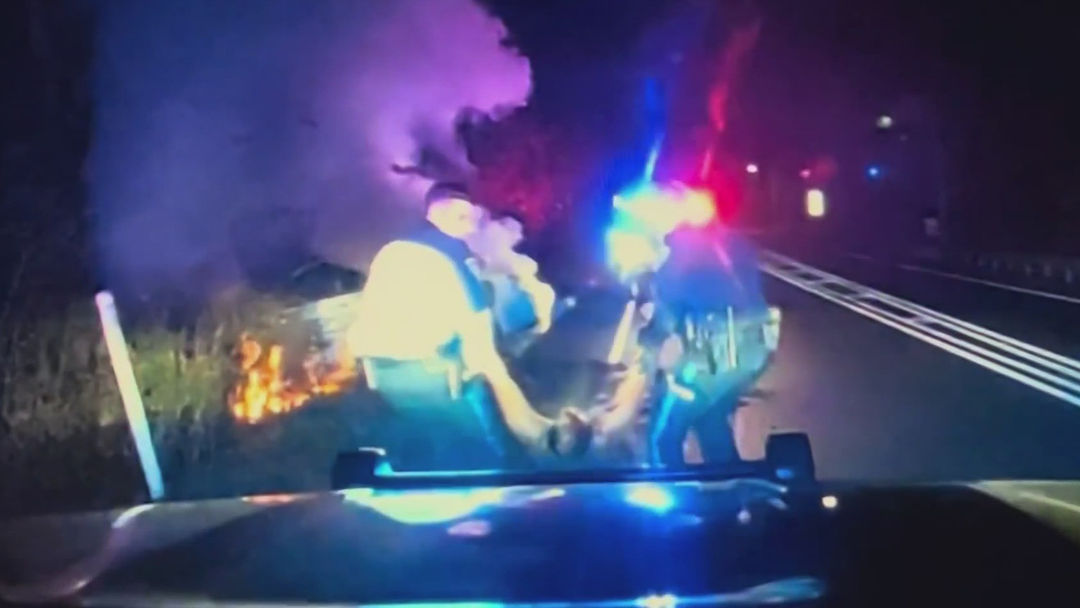 En video: dos policías salvan la vida de un conductor inconsciente atrapado en su auto en llamas | ViX