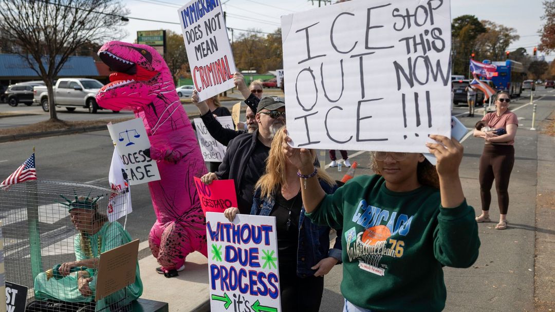 Silbatos y campanas: así se une la comunidad en Charlotte para alertar sobre operativos migratorios | ViX