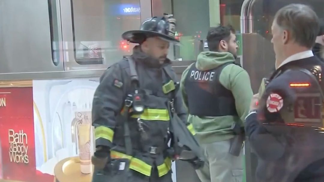 Hombre prende fuego a joven tras discusión en tren de Chicago: la víctima está en estado crítico | ViX