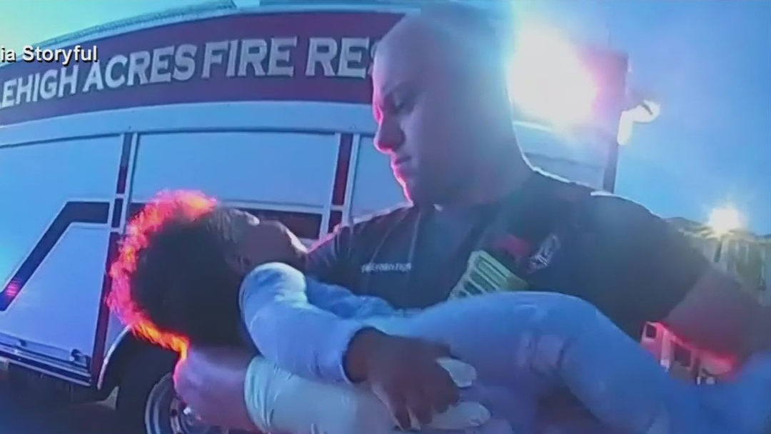 El momento en que un agente de policía le salva la vida a una bebé que no estaba respirando | ViX