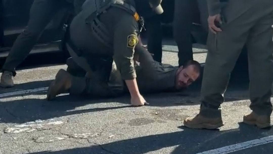 Agentes federales arrestan violentamente a un ciudadano que documentaba un operativo de inmigración | ViX