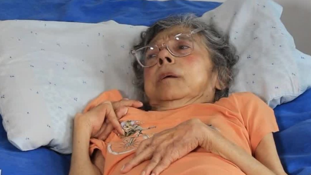 Tiene una enfermedad que le destruye huesos y articulaciones, y pide la eutanasia: "Esto no es vida" | ViX