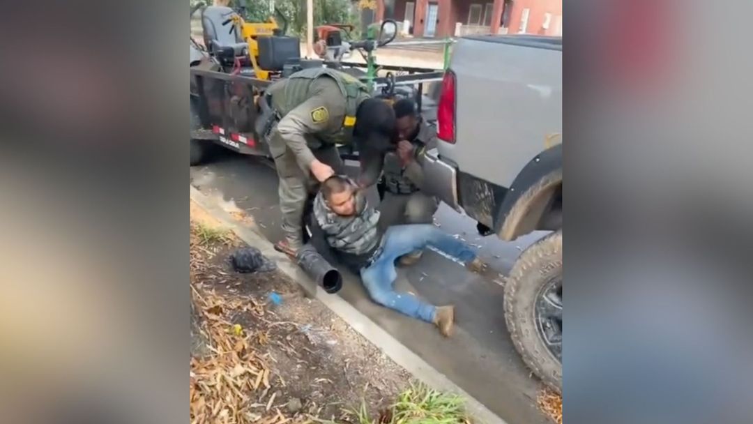 Ciudadano denuncia que fue detenido con violencia en una redada: dijeron que tenía documentos falsos | ViX