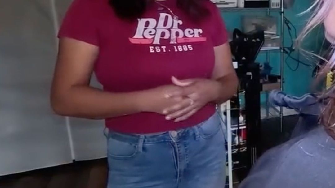 Entre lágrimas, madre cuenta el temor de enviar a sus hijos a la escuela por redadas en Charlotte | ViX