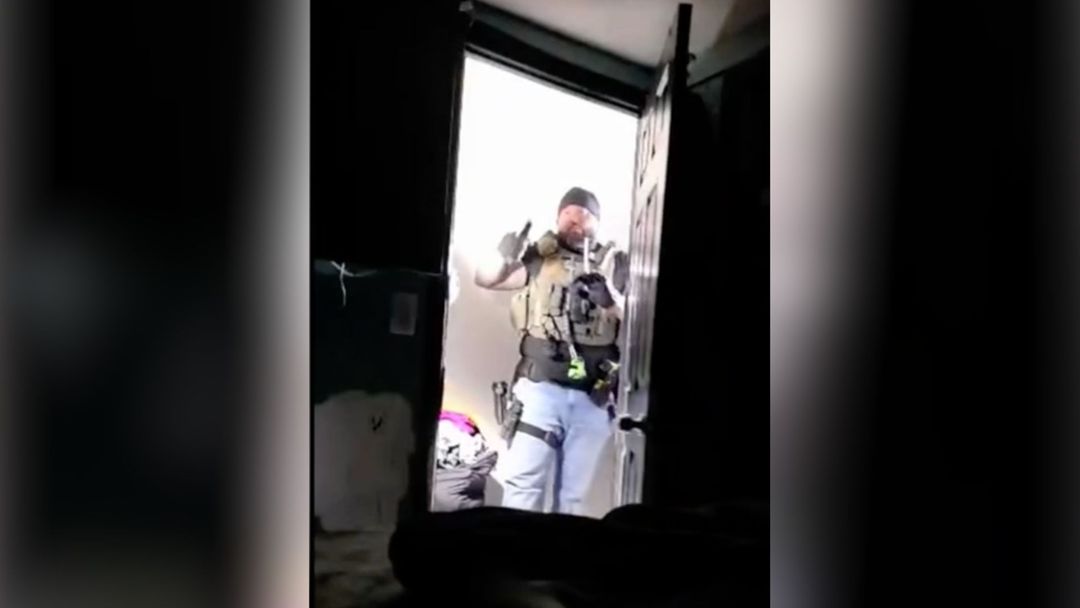 El momento en que agentes de ICE apuntan sus armas a una madre y a su bebé tras irrumpir en su casa | ViX