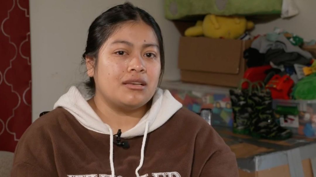 Su madre fue deportada pese a tener un caso de asilo: ahora debe hacerse cargo de sus hermanos | ViX