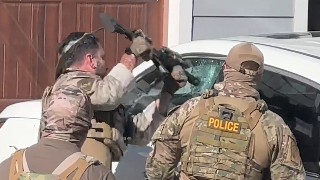 Dos ciudadanas alertaron con la bocina de un operativo de ICE: los agentes les rompieron el vidrio | ViX