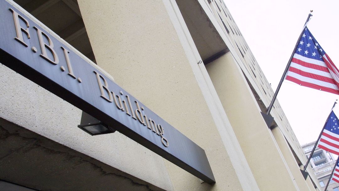 Exagente demanda al FBI tras ser despedido por supuestamente sacar bandera LGBTQ+: las noticias del día | ViX