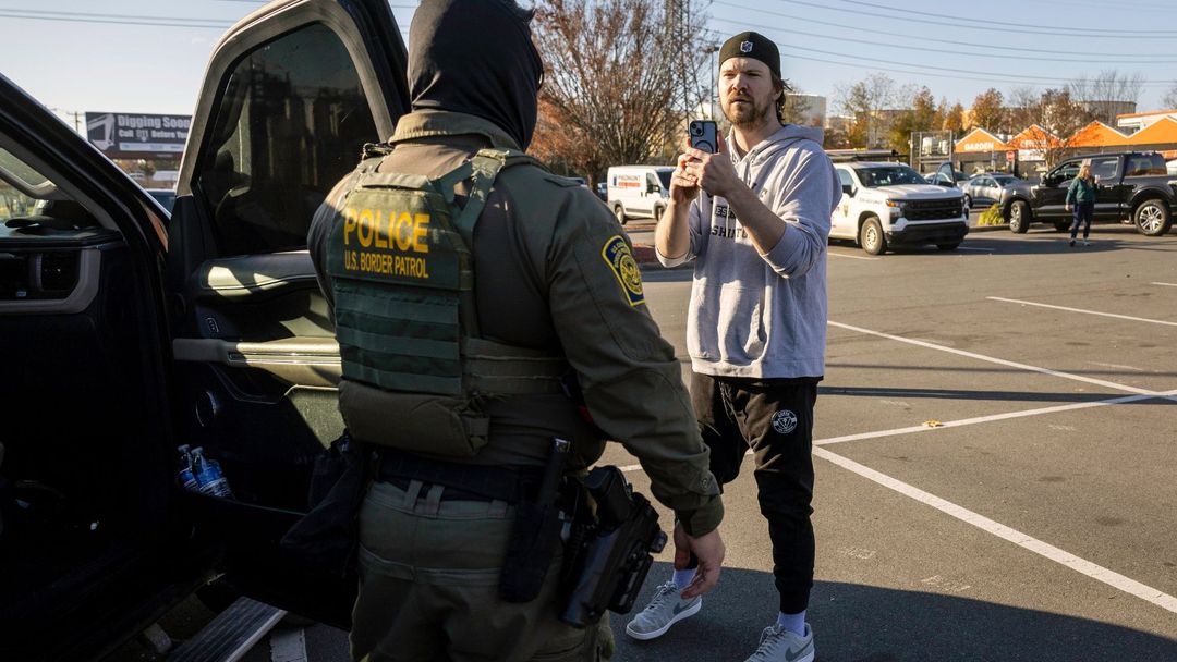 ¿Cuáles son los derechos de quienes graban y alertan a la comunidad de operativos migratorios? | ViX