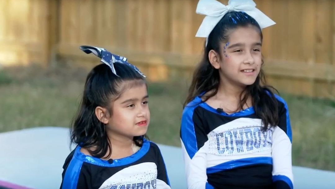 Nacieron unidas por la pelvis y ahora son porristas: siamesas inspiran con su historia de superación | ViX