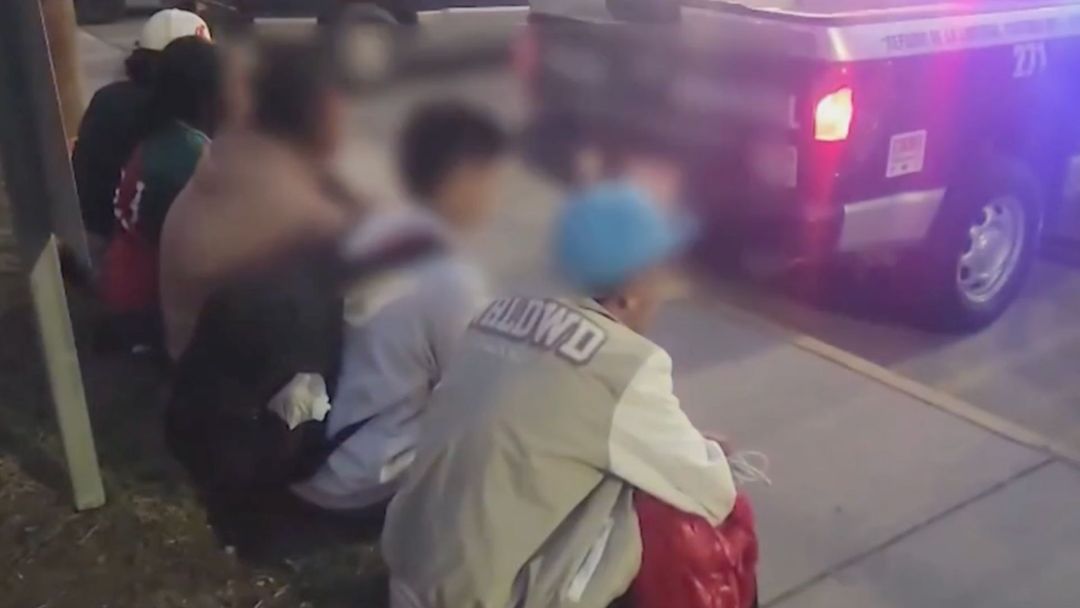 Rescatan a 23 inmigrantes secuestrados en México: estaban sin comida y deshidratados | ViX