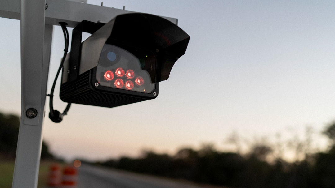 La Patrulla Fronteriza monitorea en secreto a millones de estadounidenses mediante cámaras ocultas y algoritmos | ViX