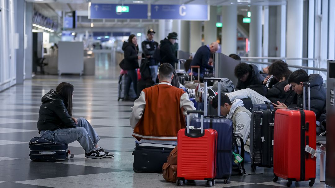 Hombre amenaza con cuchillo a policías y es abatido en un aeropuerto de Missouri: las noticias del día | ViX