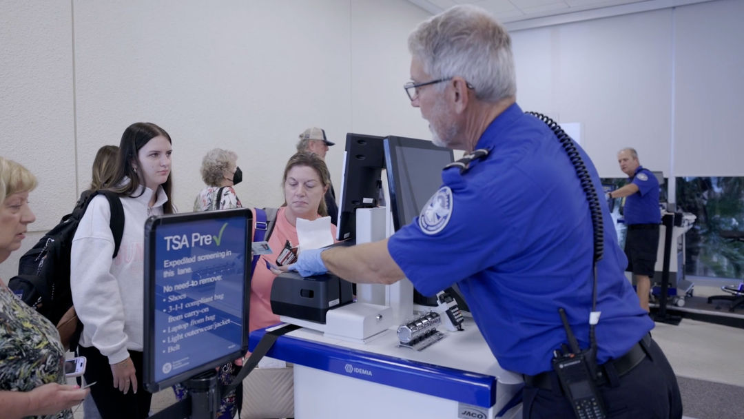 ¿No tienes Real ID o pasaporte? Te explicamos cómo funciona la nueva tarifa de $18 para poder viajar | ViX