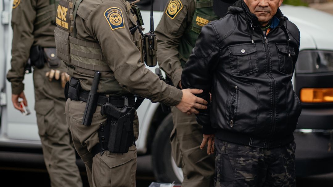 Corte bloquea liberación de cientos de inmigrantes detenidos en Chicago, ¿qué sigue para ellos? | ViX