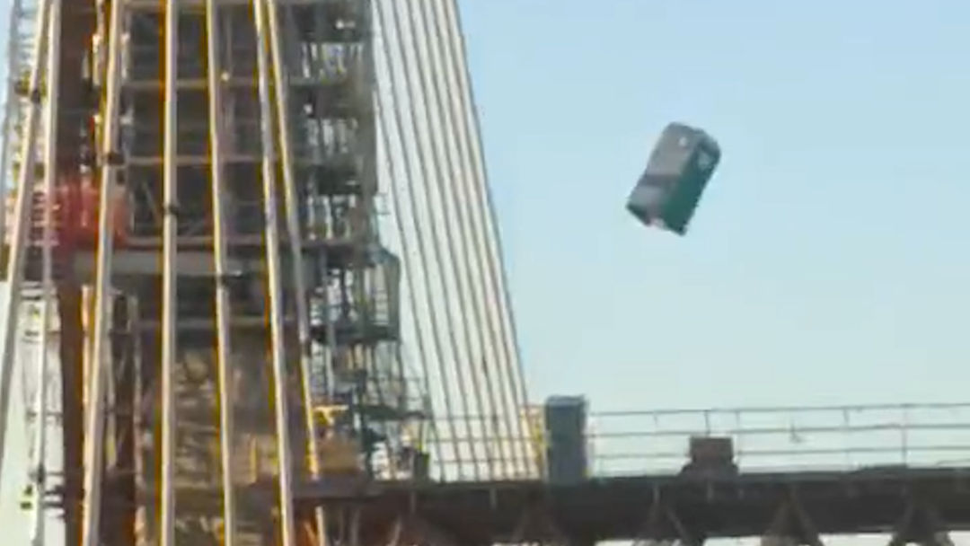 En video: Un baño portátil lleno cae sobre carretera en España y provoca risas entre conductores | ViX