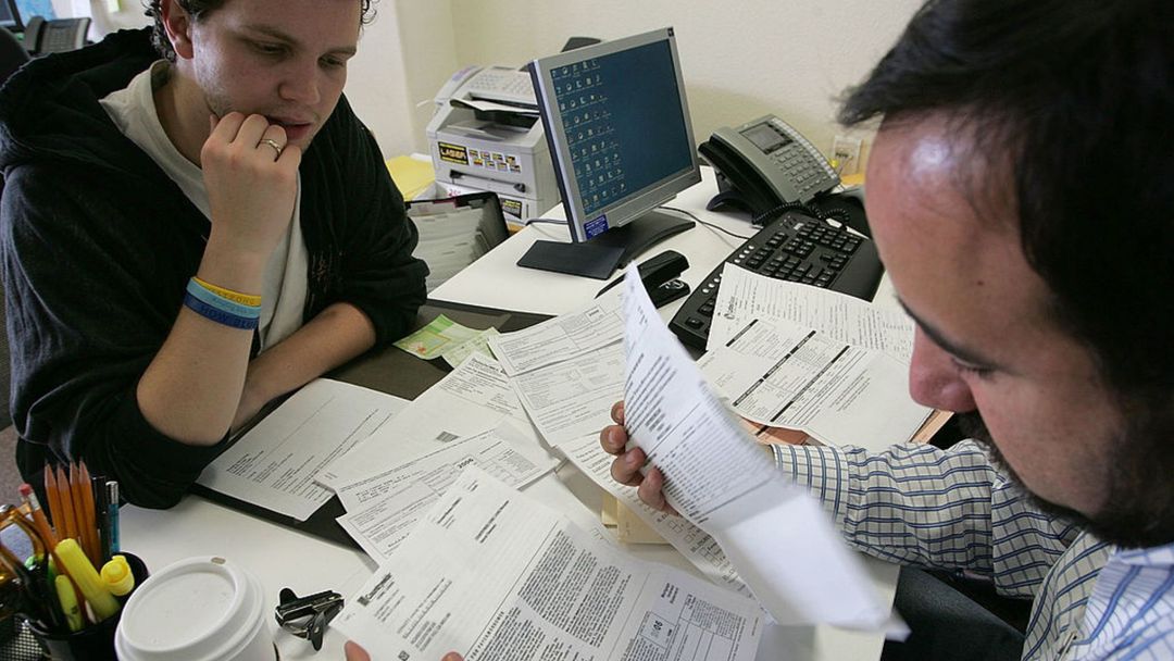 Departamento del Tesoro planea reclasificar créditos fiscales: así afectaría a los inmigrantes | ViX