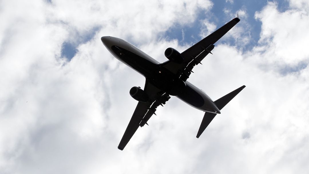 Aerolíneas suspenden vuelos a Venezuela tras aviso de la FAA sobre "aumento de actividad militar" | ViX