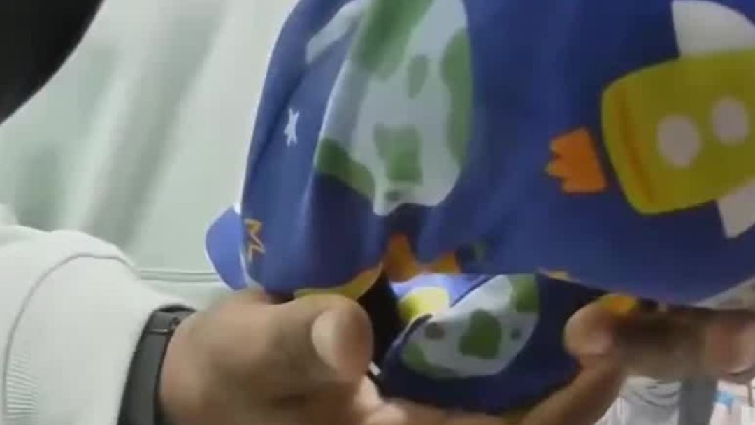 El momento en que un policía le salva la vida a un bebé que se estaba asfixiando en un Walmart | ViX