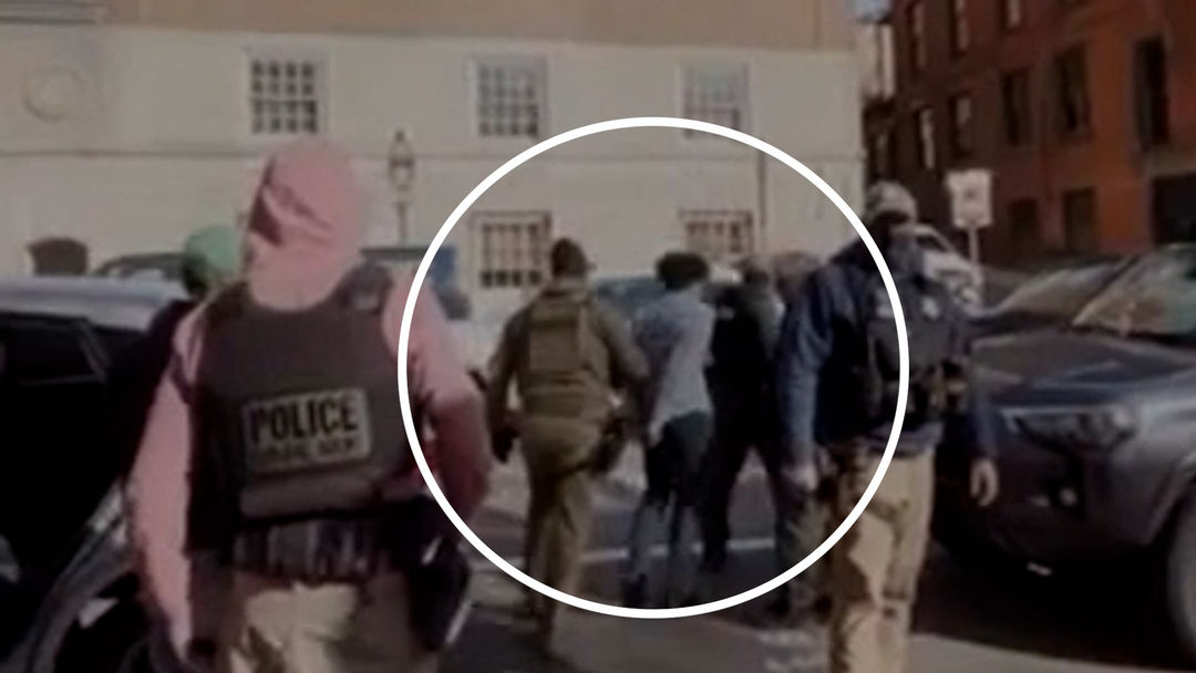 En video: agentes de ICE detienen a un pasante de 16 años tras confundirlo con un depredador infantil | ViX