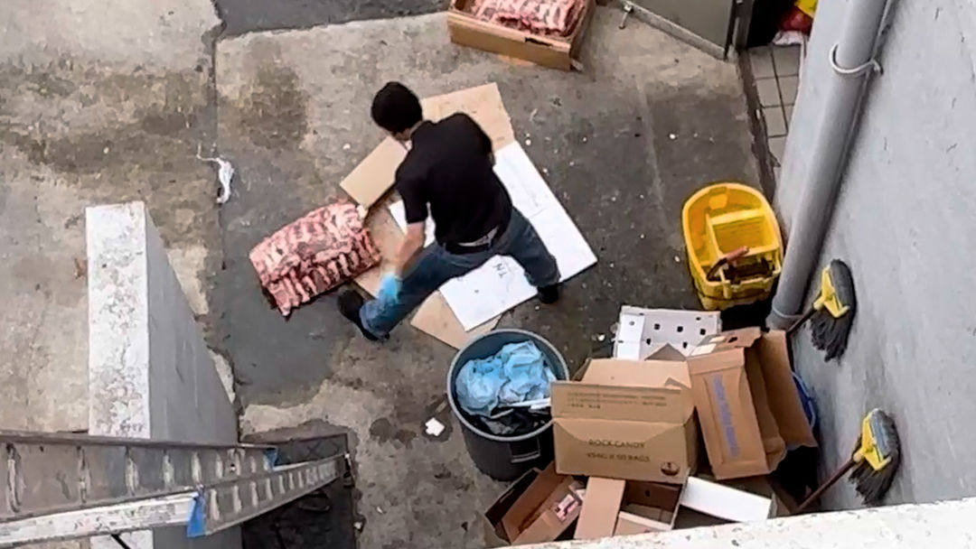 Graban a trabajador de un restaurante lanzando carne congelada al suelo para separarla | ViX