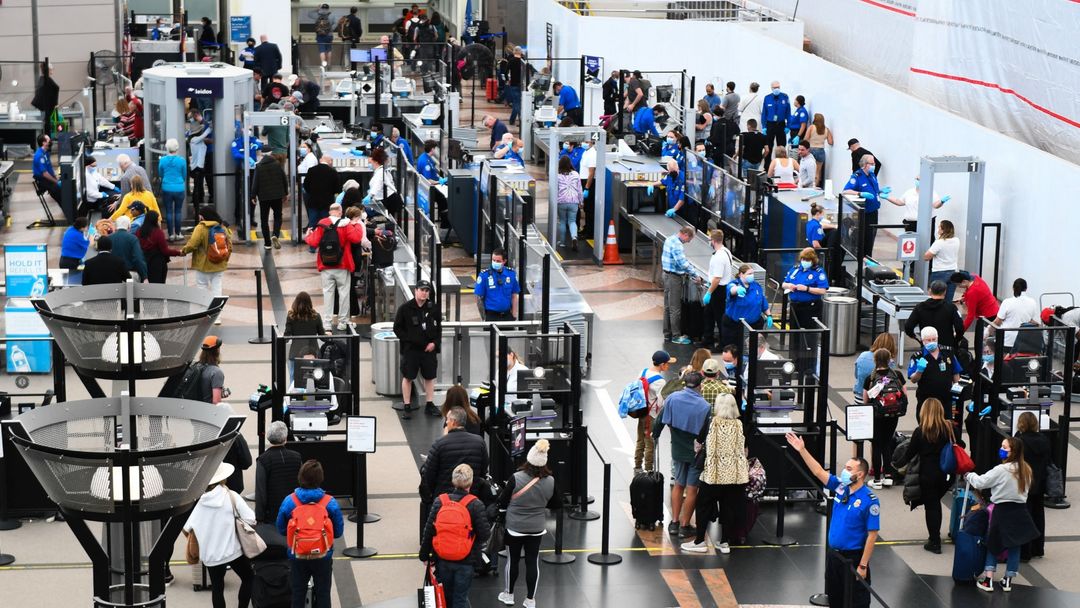 ¿Puedes perder tu 'greencard' o visa tras las nuevas regulaciones aduaneras de CBP? Esto debes saber | ViX