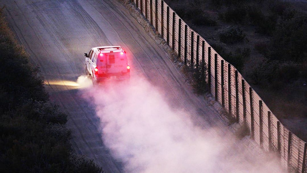 Estas son las consecuencias legales de pagarle a coyotes por trasladar familiares a EEUU | ViX