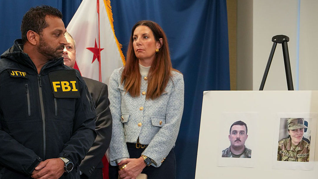 Identifican a los dos miembros de la Guardia Nacional baleados en DC: siguen en condición crítica | ViX