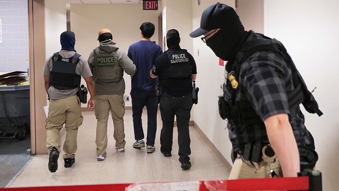 Número de inmigrantes sin antecedentes detenidos por ICE aumentó casi 2,000% durante gobierno Trump | ViX