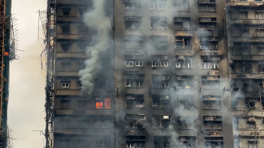 Hallan con vida a un anciano en el piso 31 un día después del mortífero incendio en Hong Kong | ViX