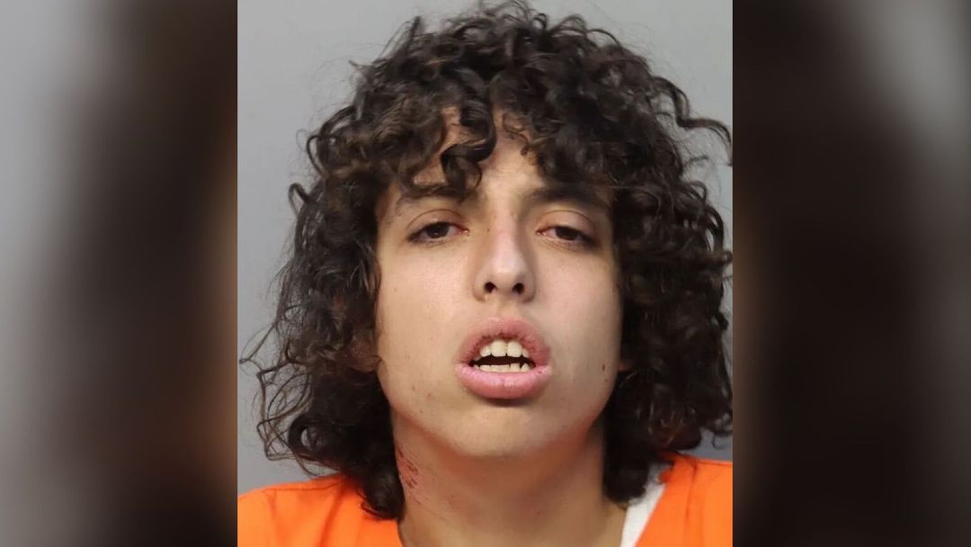 Una mujer apuñala a otra con unas tijeras en un restaurante tras una discusión: todo quedó en video | ViX