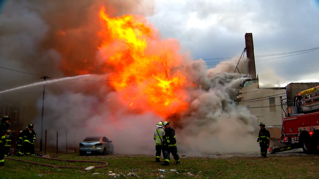 El momento en que una iglesia en llamas se desploma: estaban a punto de concluir su remodelación | ViX