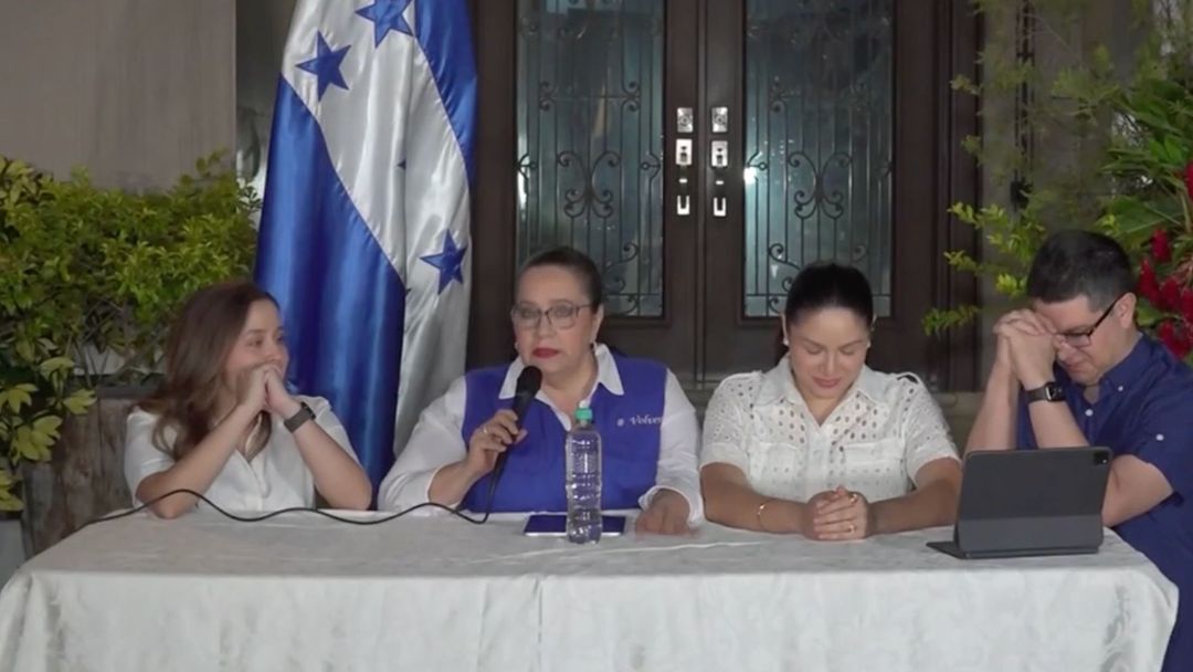 Esposa del expresidente hondureño Juan Hernández agradece de rodillas a Trump por anuncio de indulto | ViX