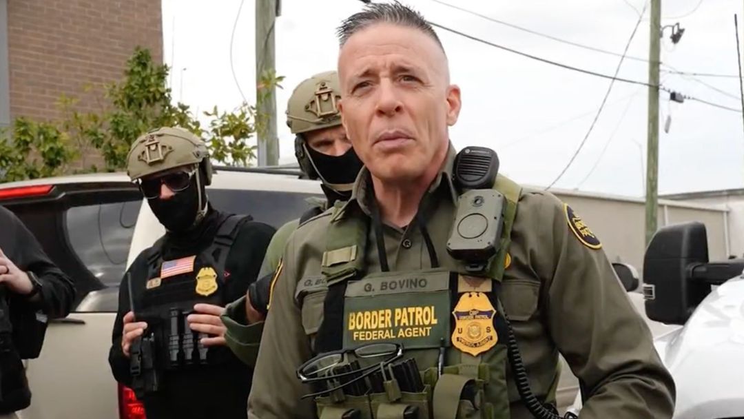 Periodista de Univision confronta al jefe de la Patrulla Fronteriza por operativo en Nueva Orleans | ViX