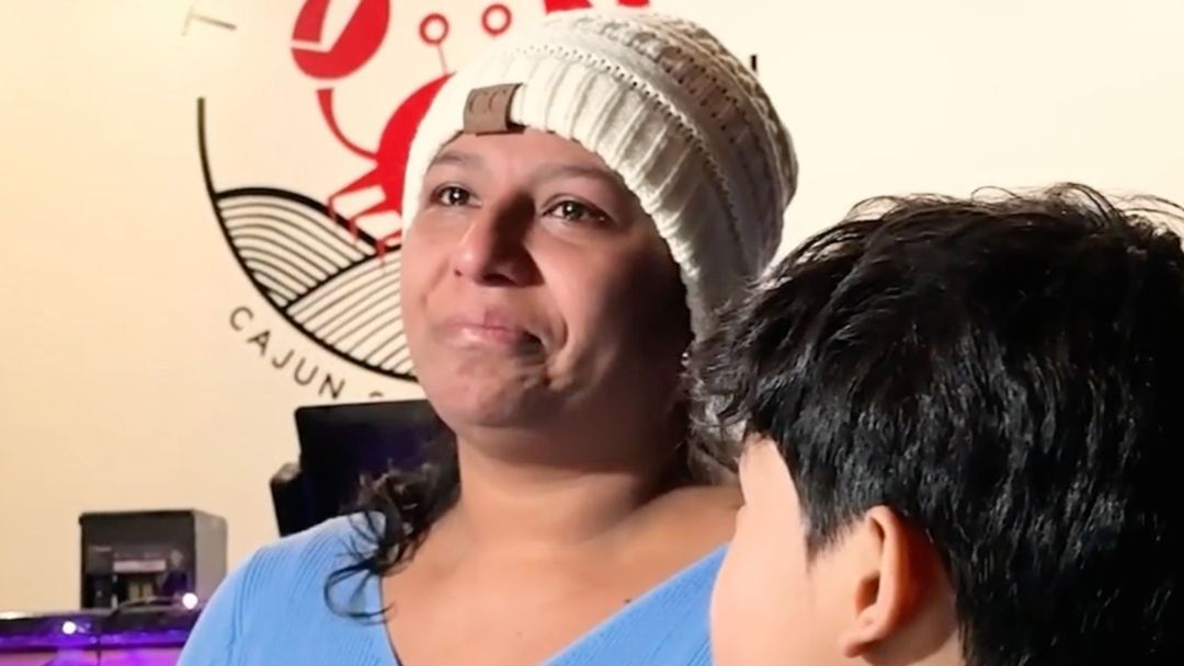 "Estoy destrozada": madre hispana implora por la liberación de su hija y su esposo detenidos por ICE | ViX