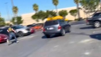 Hombre es atropellado mientras huía de agentes federales cerca de un Home Depot