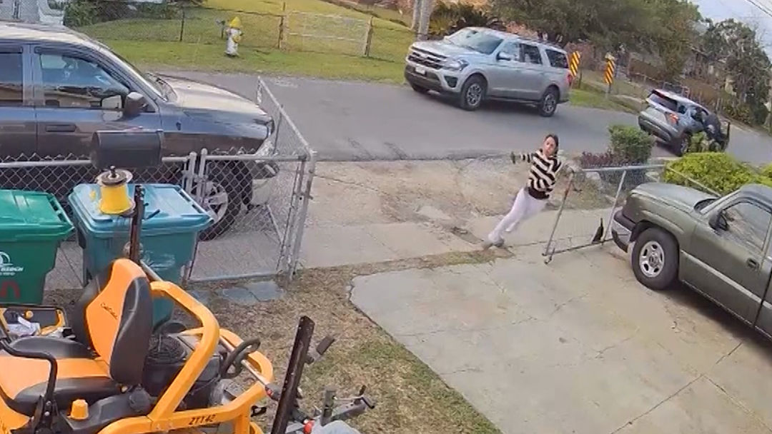 “¡Déjenme!”: agentes federales persiguen a una ciudadana estadounidense hasta la puerta de su casa | ViX