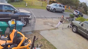 “¡Déjenme!”: agentes federales persiguen a una ciudadana estadounidense hasta la puerta de su casa